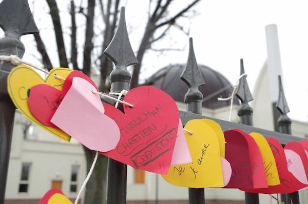 Des cœurs accrochés à l'entrée de la  mosquées de Strasbourg