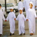 Enfants qui porte qamis