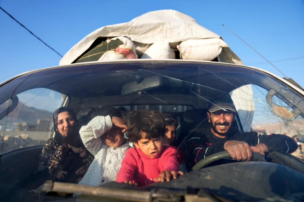 Des centaines de réfugiés syriens, à bord des convois de camions se préparent à rentrer dans leur pays détruit par la guerre.