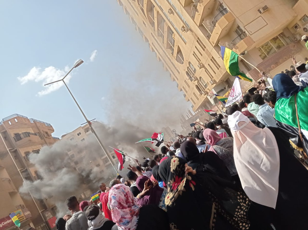 Des milliers de manifestants soudanais sont à nouveau descendus dans la rue, demandant justice pour les dizaines de personnes tuées depuis le coup d'État militaire de l'an dernier par le chef de l'armée Abdel Fattah al-Burhan.