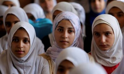 Les filles de la douzième année, qui ont été interdites d'école par les talibans, ont été invitées à passer les examens de fin d'études.