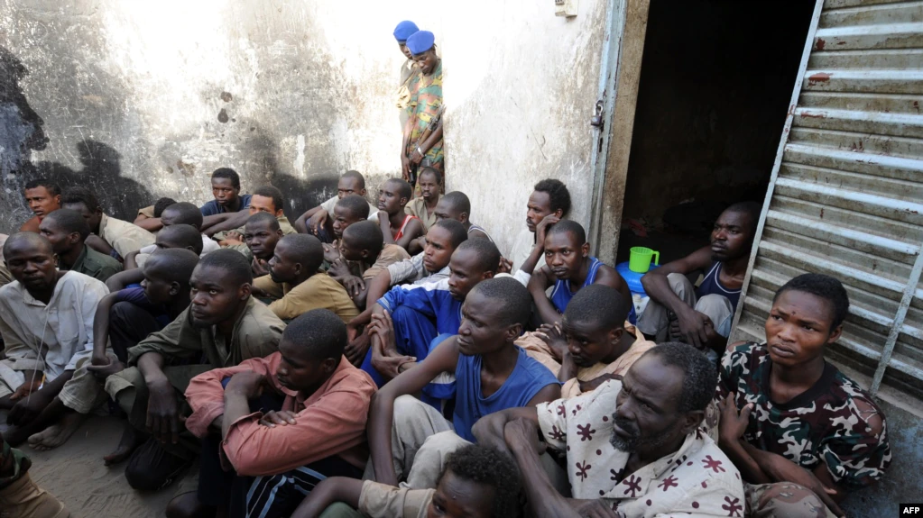 Les soldats tchadiens gardent des prisonniers dans la cour d'une prison de gendarmerie