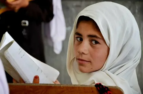 Des jeune filles n'ayant pas fréquenté l'école pendant une année passent des examens en Afghanistan