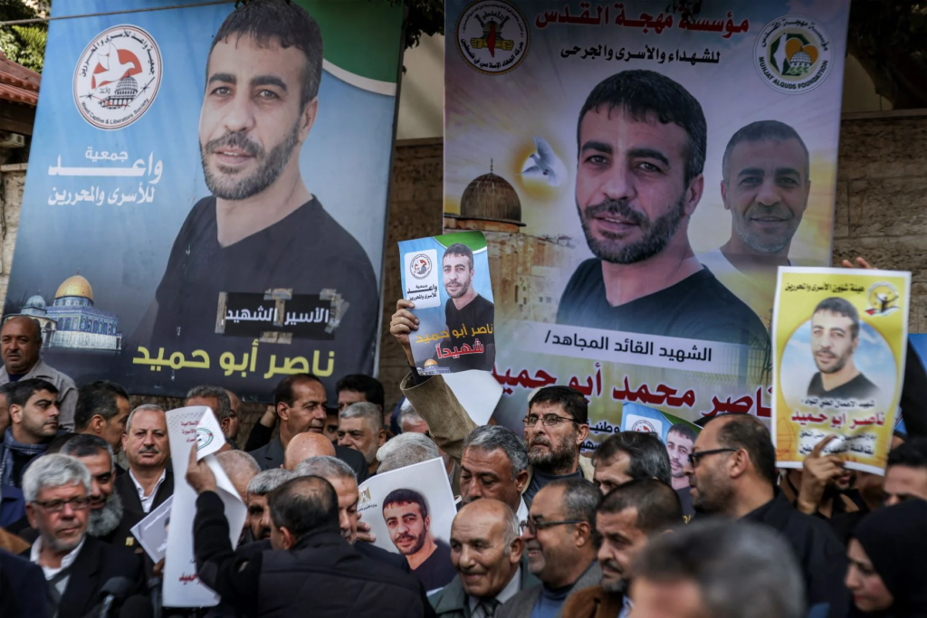 Manifestation contre la mort du prisonnier palestinien Nasser Abu Hamed dans la prison israélienne du centre-ville de la ville éclair d'Hébron en Cisjordanie occupée