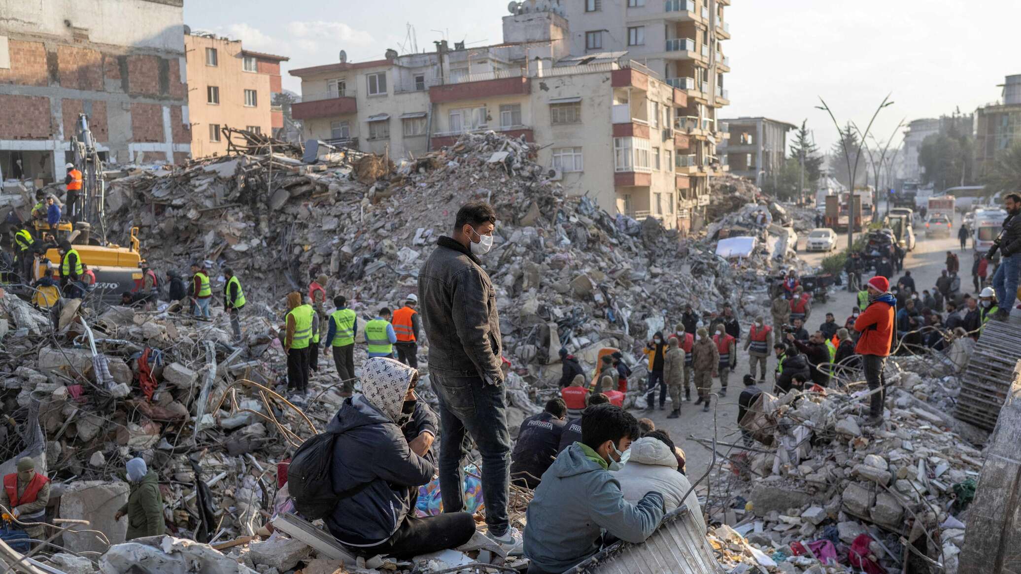 35 418 personnes sont mortes et 105 505 autres blessées en Turquie et en Syrie