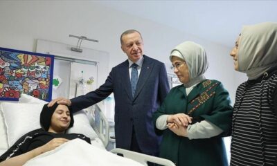Le Président turc rend visite aux victimes du tremblement de terre dans un hôpital d'Ankara