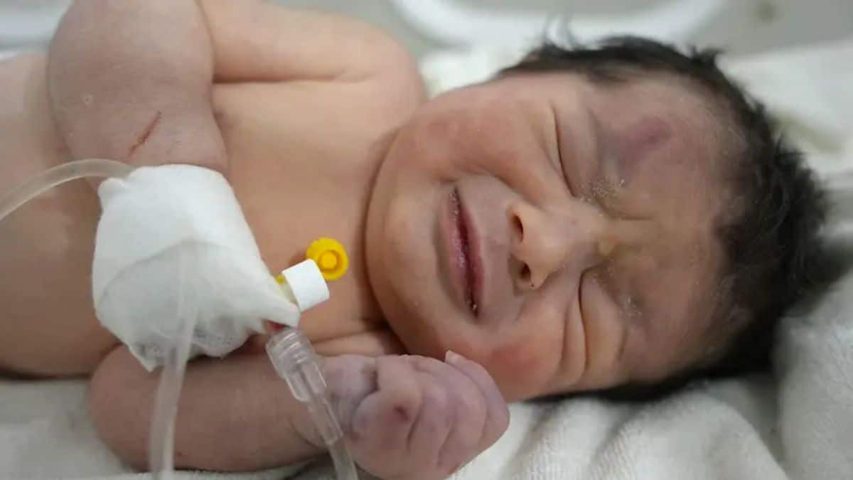 Un nouveau-né a été sauvé des décombres d'une maison détruite avec son cordon ombilical toujours attaché à sa mère décédée
