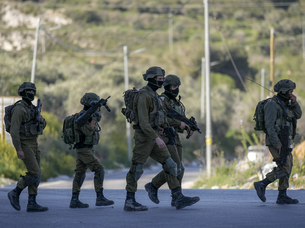 Les forces armées Israéliennes tirent sur 1 Palestinien et arrêtent 11 autres