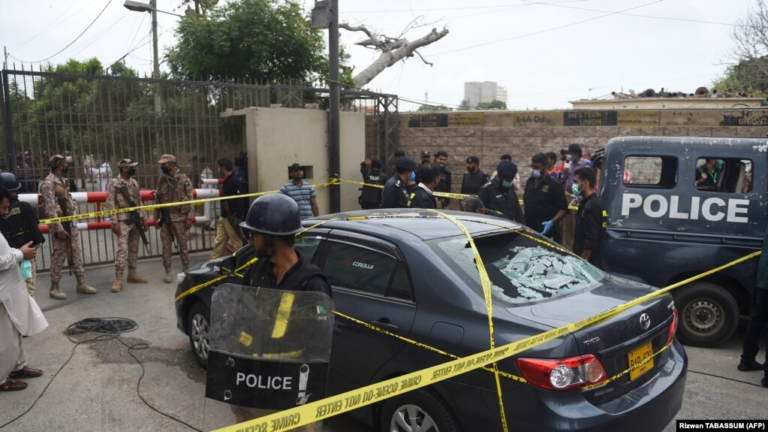 Des hommes armés attaquent un poste de police à Karachi 