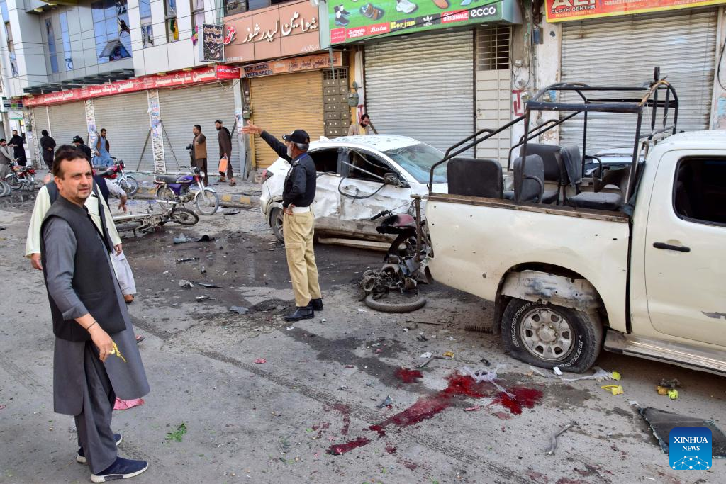 Les autorités du sud-ouest du Pakistan ont déclaré lundi qu'un puissant attentat à la bombe avait touché un véhicule de police, tuant au moins quatre personnes et en blessant 15 autres