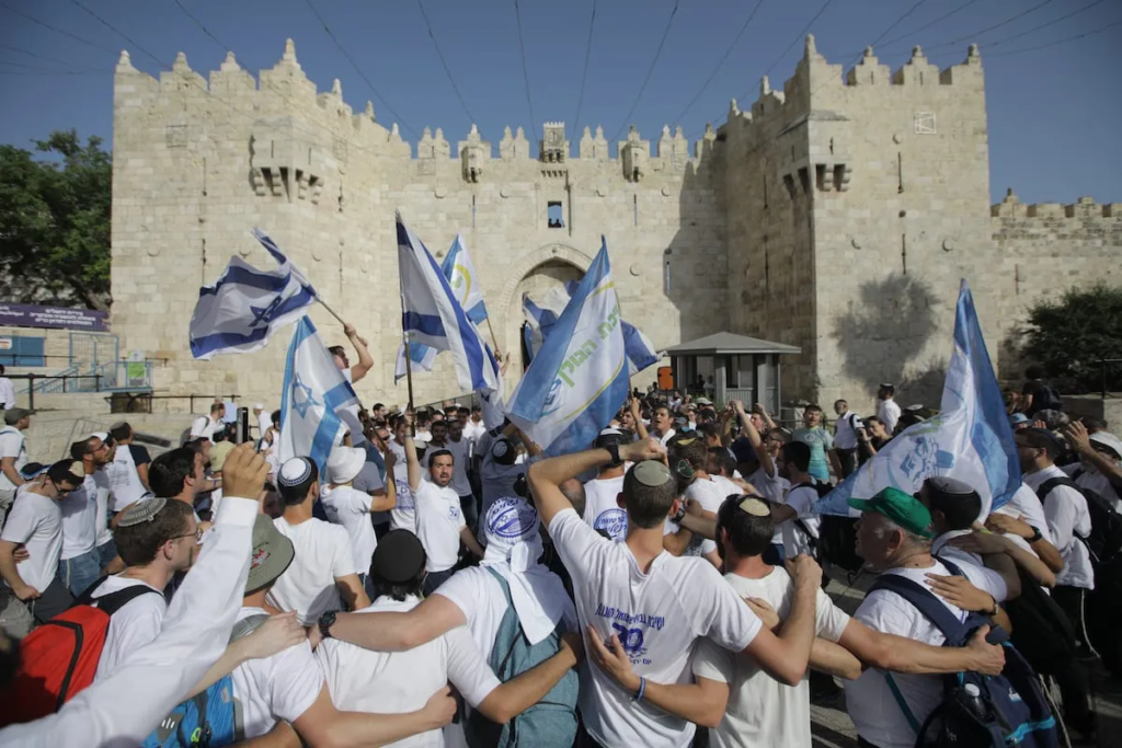 Des colons hissent le drapeau israélien à la mosquée Al-Aqsa et la mosquée-sanctuaire de Hébron
